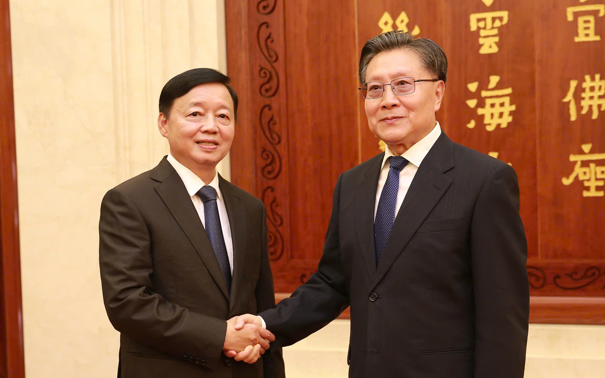 Phó Thủ tướng Chính phủ Trần Hồng Hà hội kiến với Phó Ủy viên trưởng Nhân đại toàn quốc Trung Quốc. đồng chí Vương Đông Minh nhân dịp dự Hội chợ Trung Quốc - Nam Á lần thứ 9 và Hội chợ Côn Minh lần thứ 29