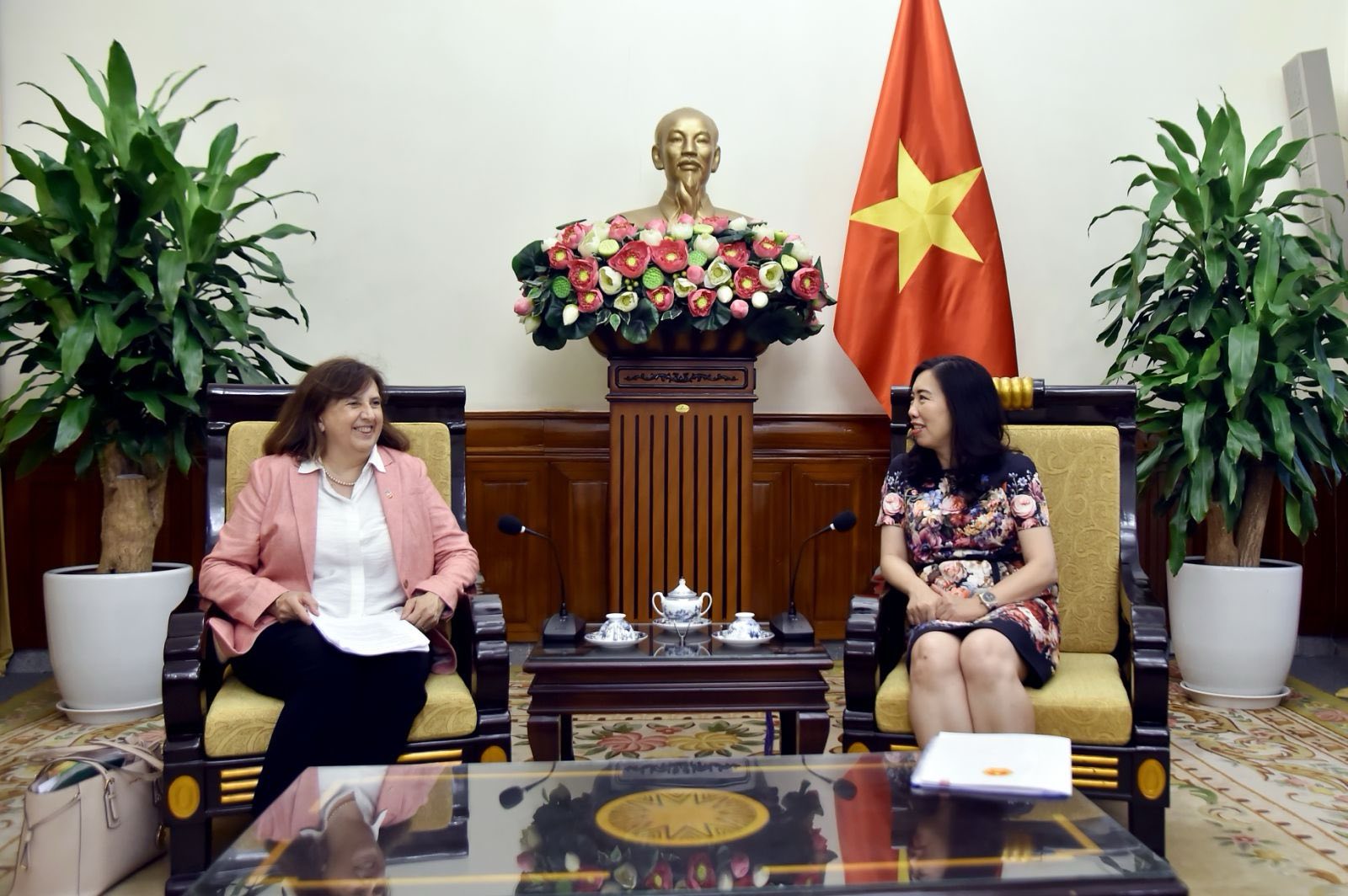Thứ trưởng Ngoại giao Lê Thị Thu Hằng tiếp Phó Tổng Vụ trưởng Châu Á &#8211; Thái Bình Dương, cơ quan đối ngoại Liên minh Châu Âu