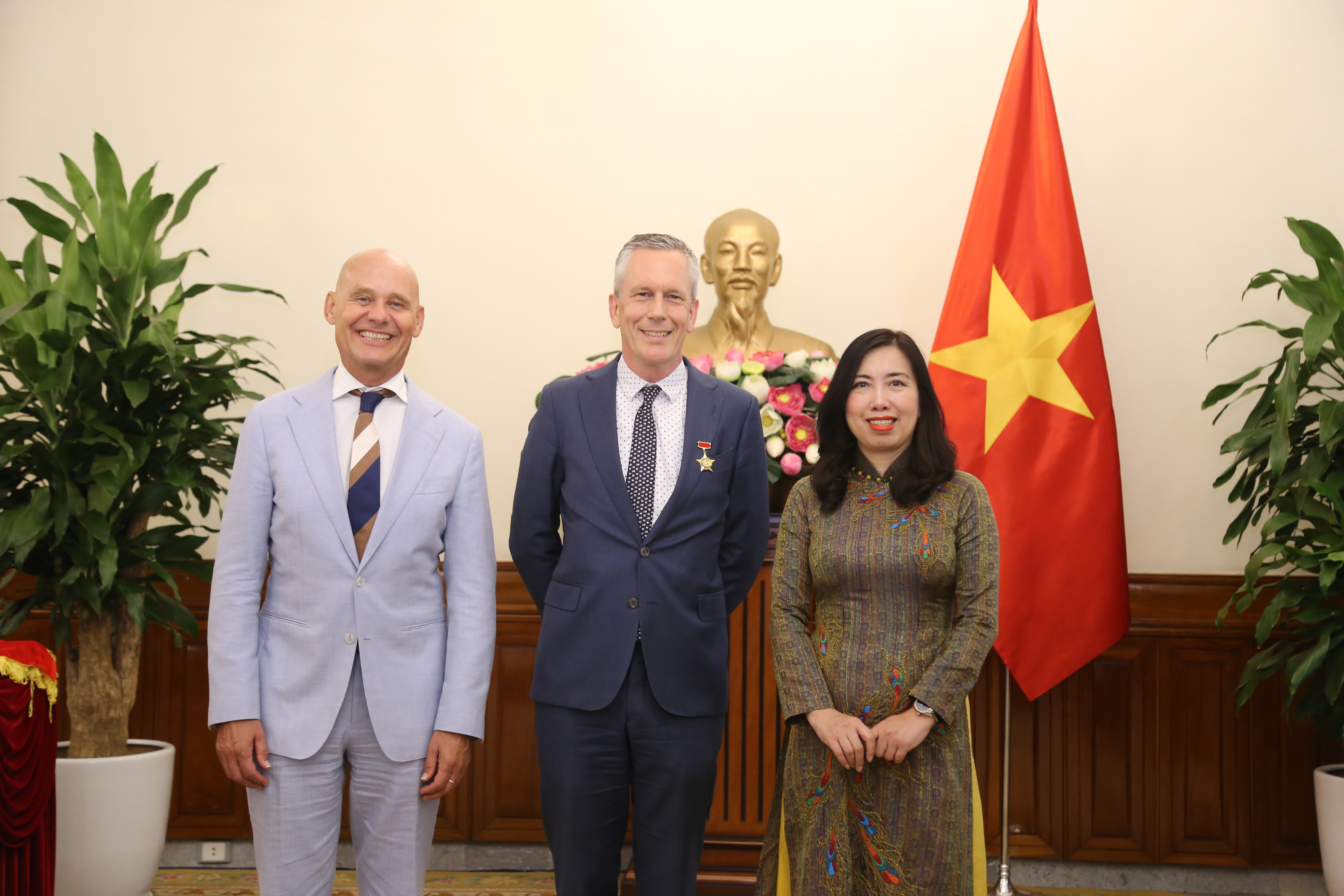 Thứ trưởng Ngoại giao Lê Thị Thu Hằng tiếp Đại sứ Hà Lan và trao Kỷ niệm chương vì sự nghiệp Ngoại giao cho Phó Đại sứ Hà Lan