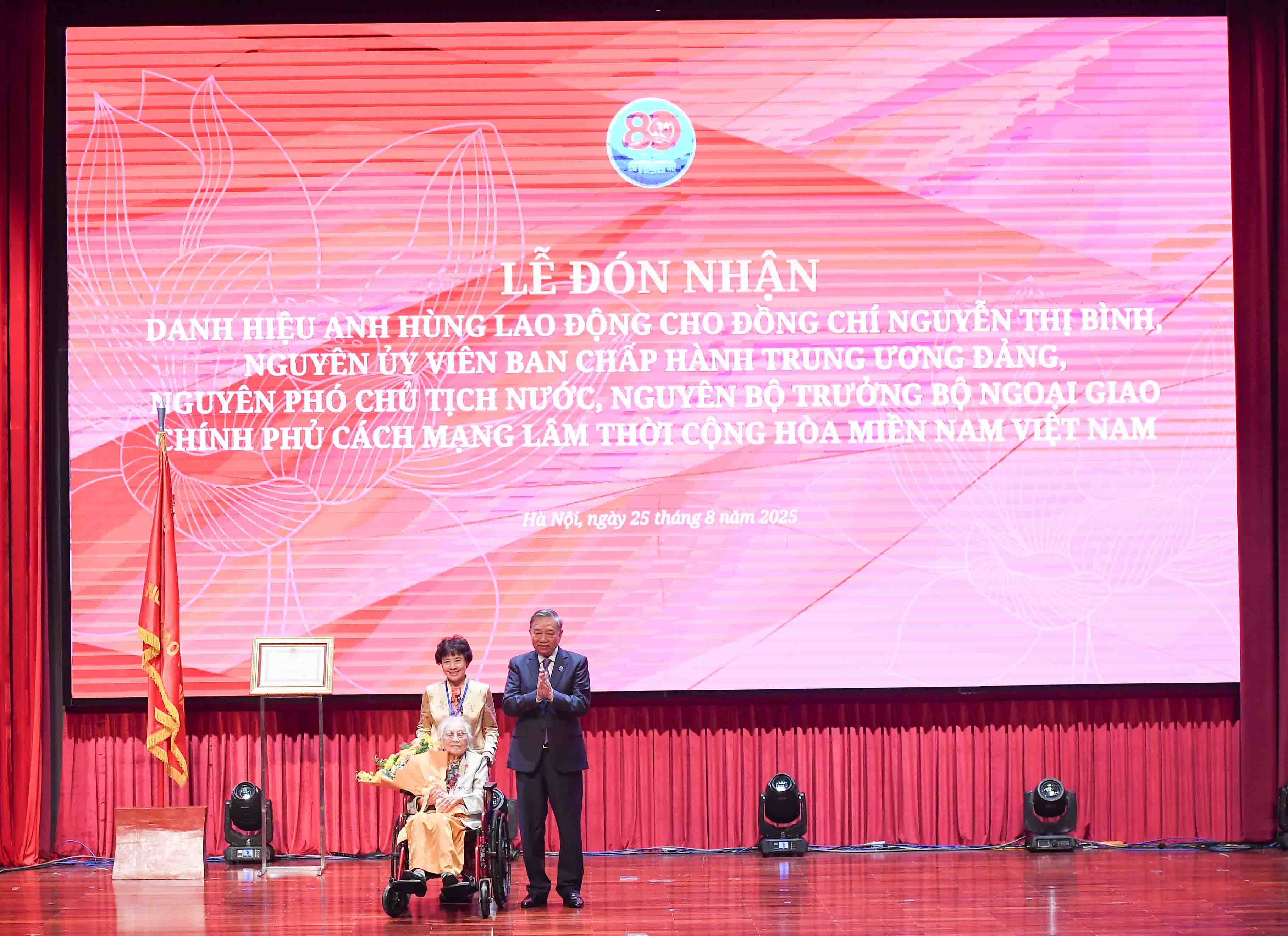 Thay mặt Đảng và Nhà nước, Tổng Bí thư trao tặng danh hiệu Anh hùng Lao động cho đồng chí nguyên Phó Chủ tịch nước Nguyễn Thị Bình - Ảnh: Báo Thế giới Việt Nam